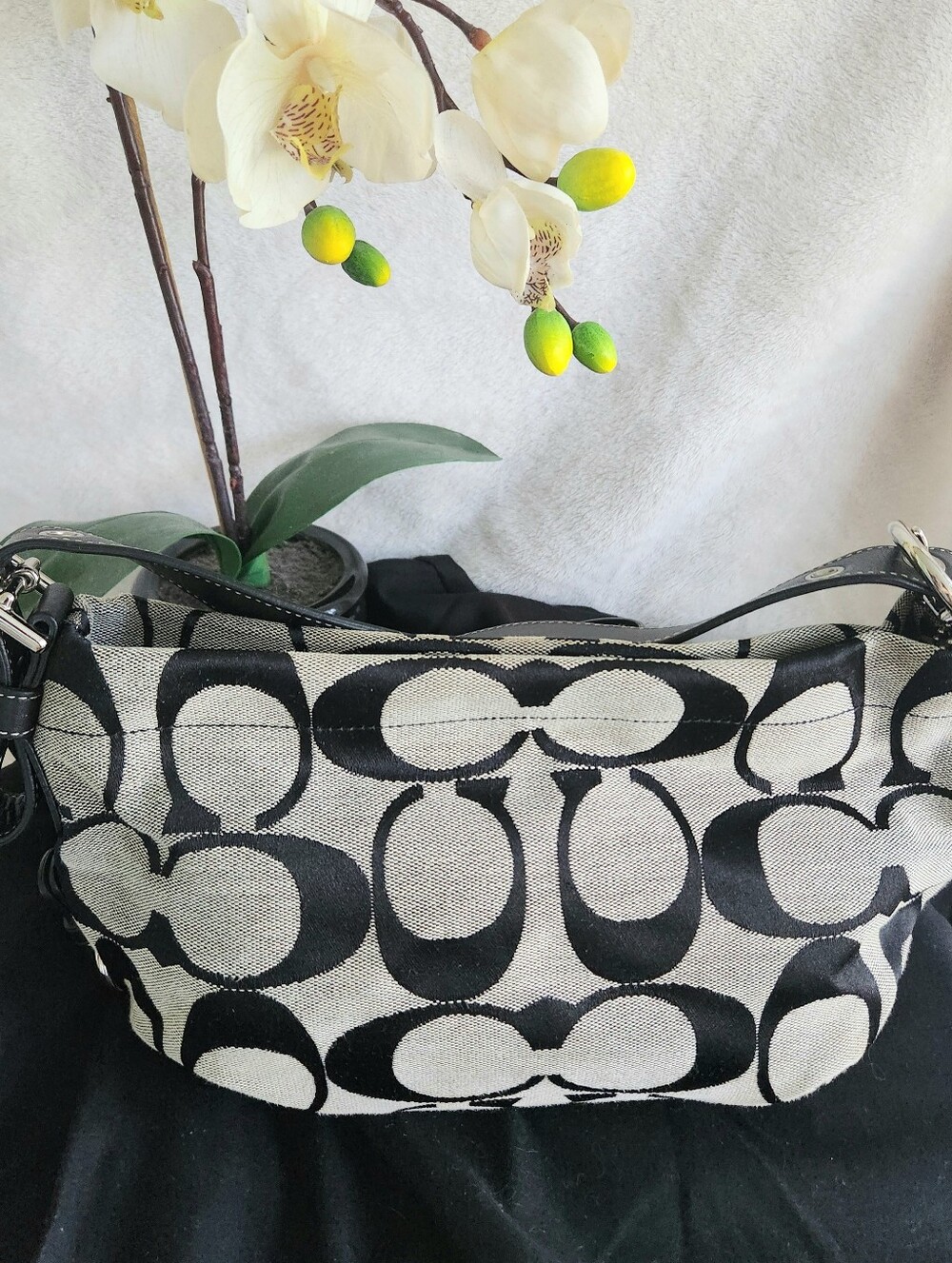 ♣️Coach Black & Grey Signature Shoulder Hobo